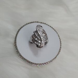 Elegant Silver Women's Ring Sz 7.5